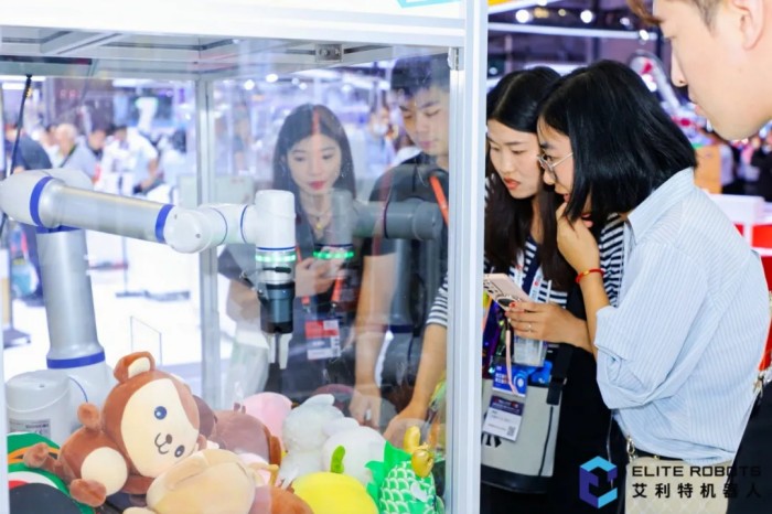 米兰·(milan)中国抓娃娃机器人